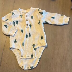 NWOT Cozy Cream and Green Christmas Tree Print Kids Carters Onesie - 3M